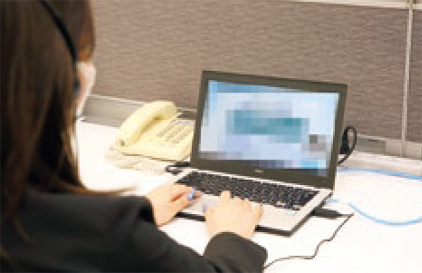 Employee taking on online compliance training(Tokyo Head Office)
