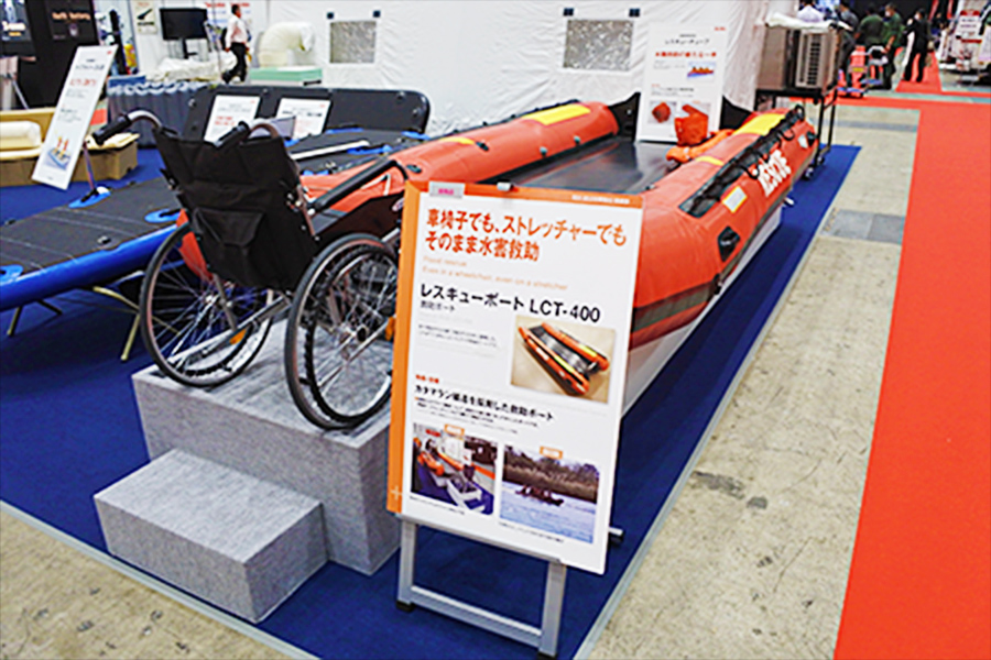 車椅子で乗船可能なレスキューボート「LCT-400」（開発品）