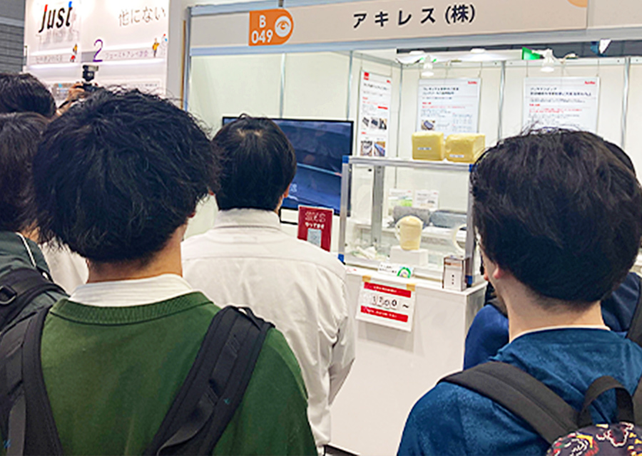 硬質ウレタンの発泡デモンストレーション