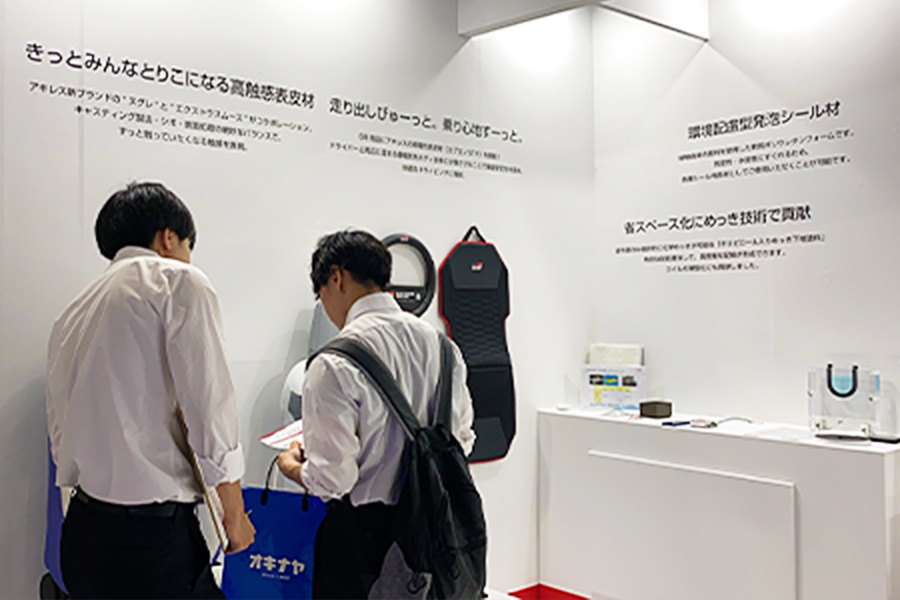 白を基調に、シンプルなテキストのみをレイアウトした壁面