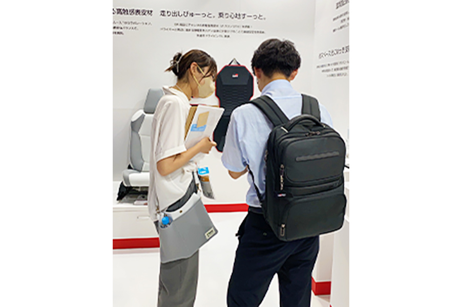 説明員は、IMOGのショルダーバッグに、資料やカタログ、ペットボトルも入れて対応