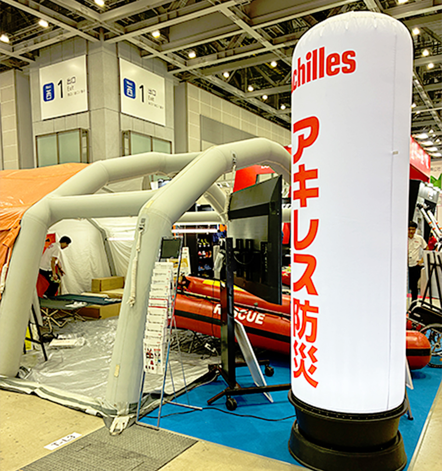 テントの中にボートを展示