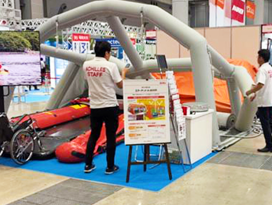 テントに空気を入れて展張します。
