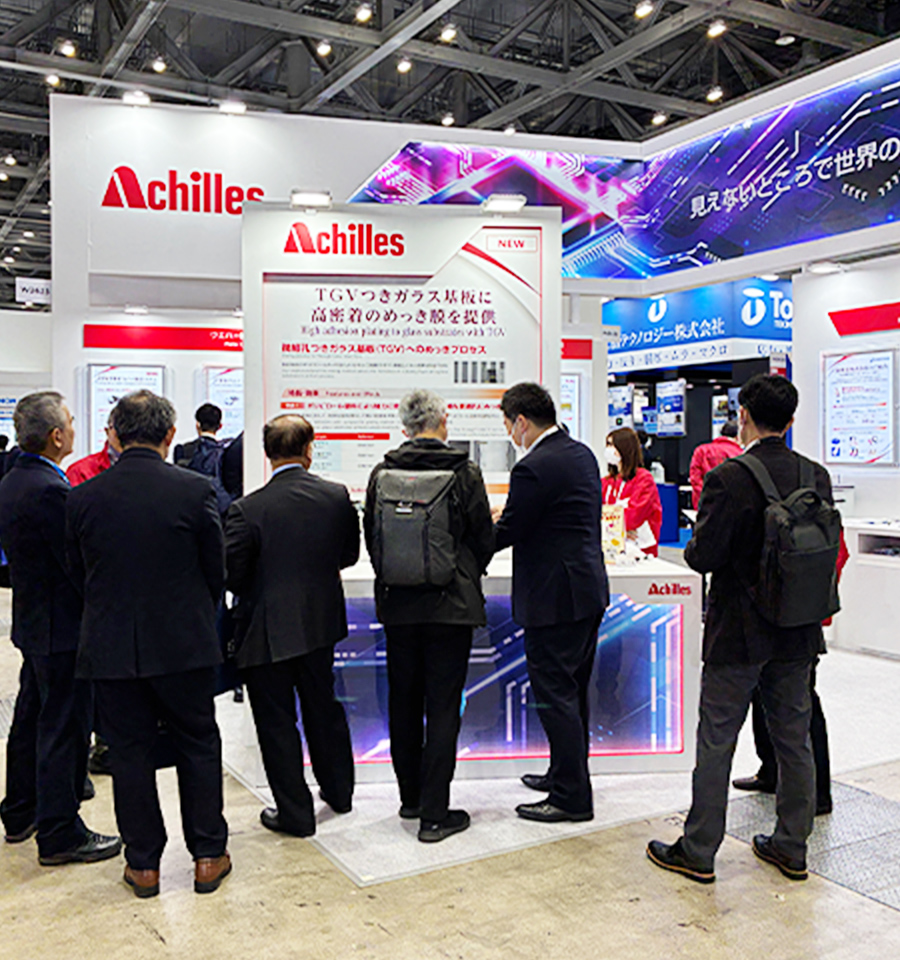 ガラスめっき法の説明を熱心に聞かれるお客様