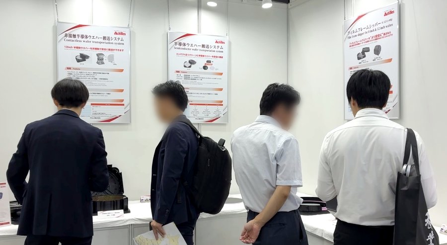 説明員の話を熱心に聞かれるお客様