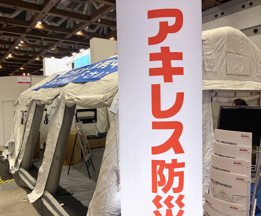 ブース全体（テントのサイドを開けた状態）