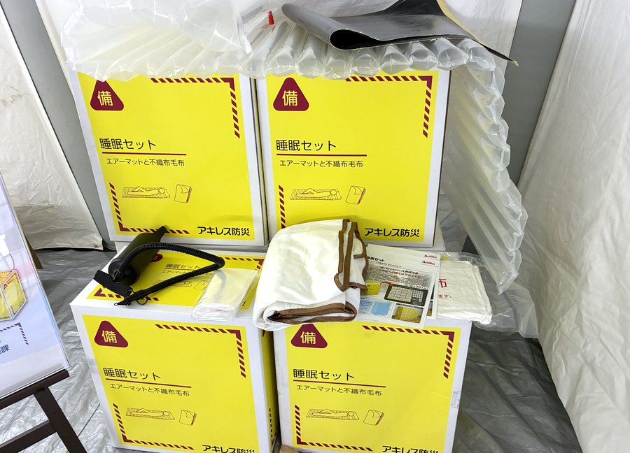 テント内、睡眠セットのBOX展示