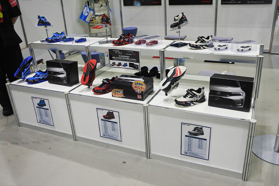 3色のコラボレーションシューズを展示しました。