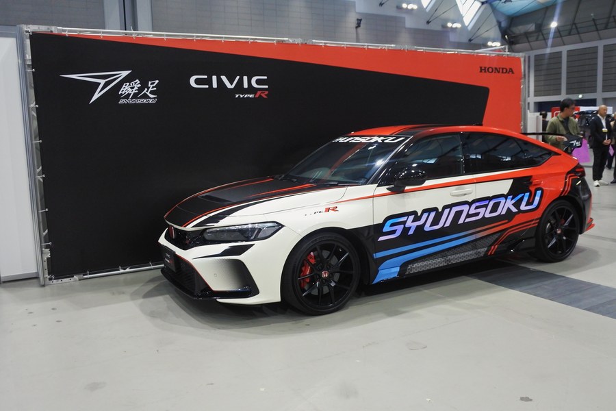 コラボレーションモデル仕様のラッピングカーも登場。