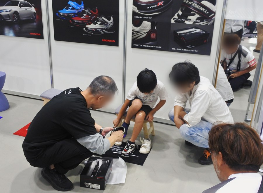 多くのお子さまに試し履きをしていただき、ブースは大盛況でした。