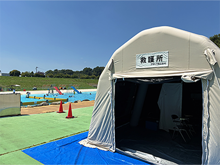 プールサイドに設置、日差しからもガード