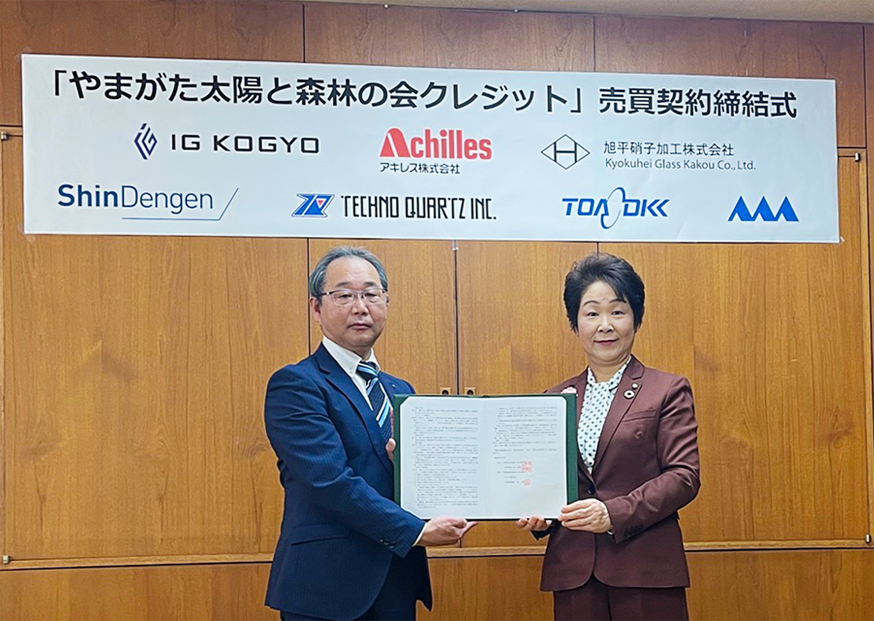 左：川島取締役　右：吉村知事