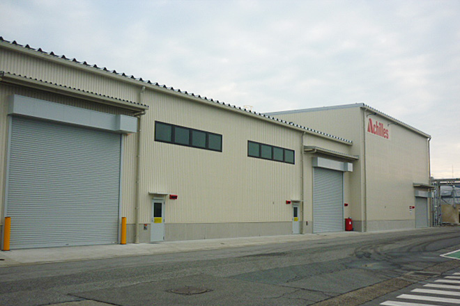 写真左：滋賀第二工場 ウレタン新発泡ライン増設棟