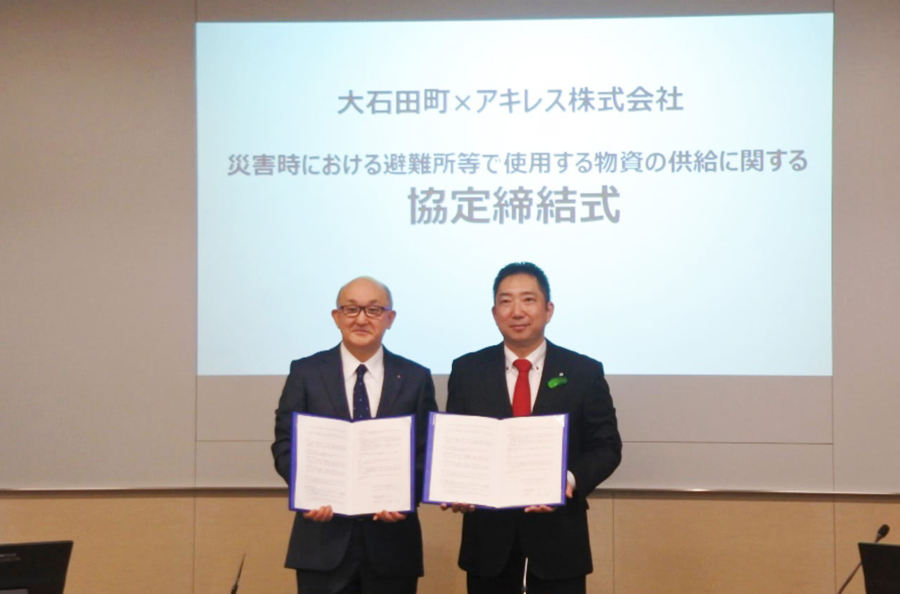 2025年6月4日 締結式の様子（左：日景社長、右：庄司町長）