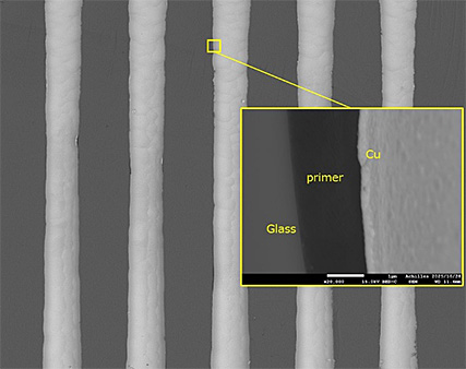 写真：めっき処理後の貫通孔付きガラス基板断面拡大画像（白い部分が貫通孔）