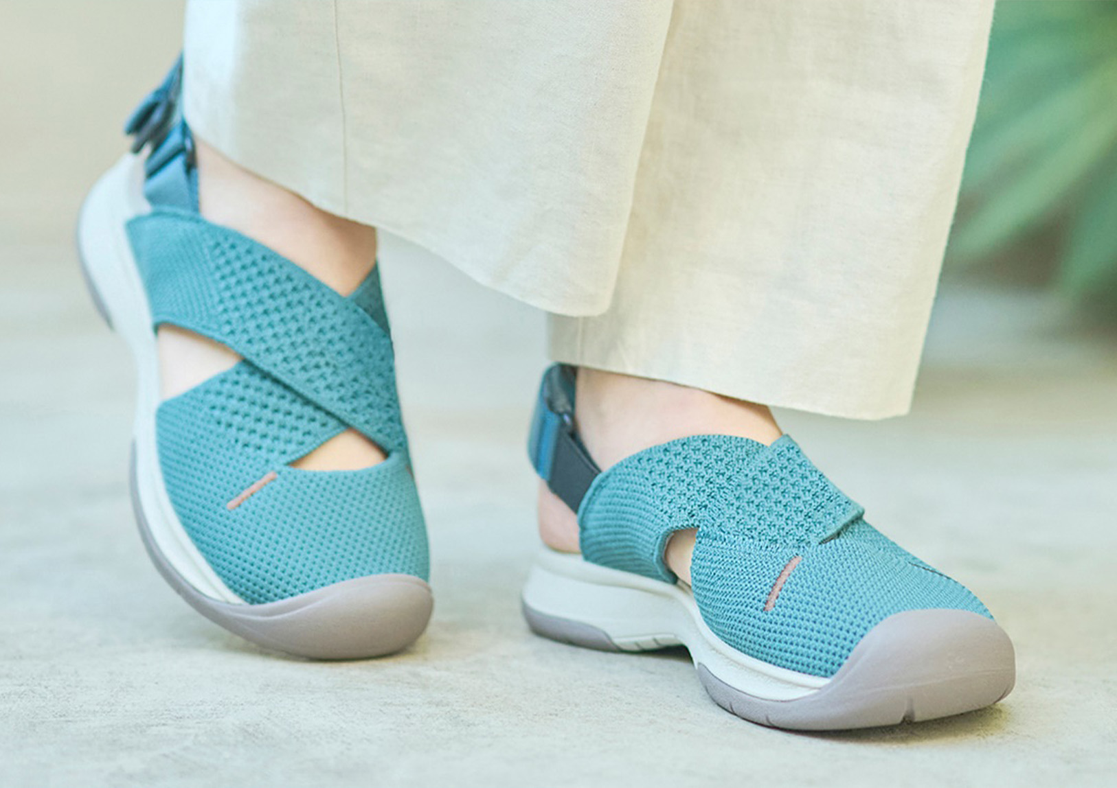 「フォートゥースリーデザインズ」2026年春夏・サンダル