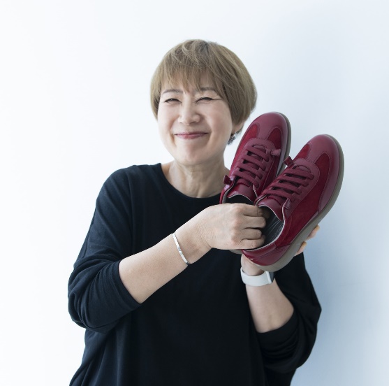 アキレス・ソルボ C 644を手にする金子敦子さん