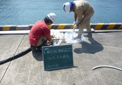 港湾岸壁の背面空洞への注入